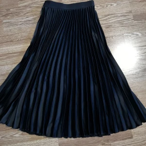 Plisserad kjol - Midikjol från h&m, aldrig använd och i fint skick. 