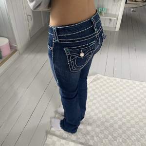 Säljer dessa true religon jeans! ❤️Nyskick och är straight/bootcut, innerbenslängden är 84cm o midjemått är 68, hon på bilden är 162 men passar även mig som är 177 eftersom innerbenslängden är 84cm❤️skriv om ni vill ha fler bilder!