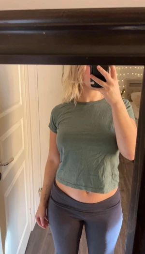 Grön tröja från weekday storlek S - Hej, säljer nu denna gröna tröja från weekday som bara är använd några fåtal gånger då jag märkt att den inte kommer till användning. Ser i princip helt ny ut!