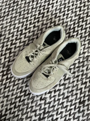 Nike air force 1 - Nike air force 1 i ljusgrön mocka. Sparsamt använda, finns en liten gräsfläck på vänsterskon men den tänker man inte på! 