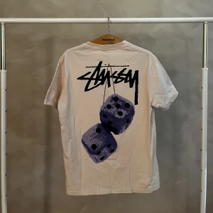 Stussy tröja - En lite äldre T-shirt från stussy med tärningsmotiv. Storlek Large.