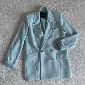 ZARA HIMMELSBLÅ KAVAJ / BLAZER - Den finaste kavajen/blazern från ZARA i en himmelsblå / ljusblå magisk färg. Väldigt lyxig känsla. 💫 Endast använd på bilden. Den är som ny, utan anmärkningar men behöver strykas. Nypris 699kr. Oversize modell, sitter dundersnyggt på mig som är XS/S.