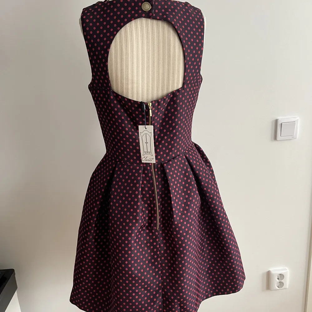 Ny klänning med etikett  Coctaildress S 36 Closet  Vinröd/rosa. Klänningar.