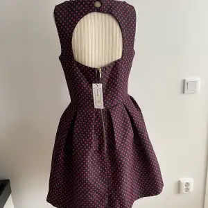 Ny klänning med etikett  Coctaildress S 36 Closet  Vinröd/rosa