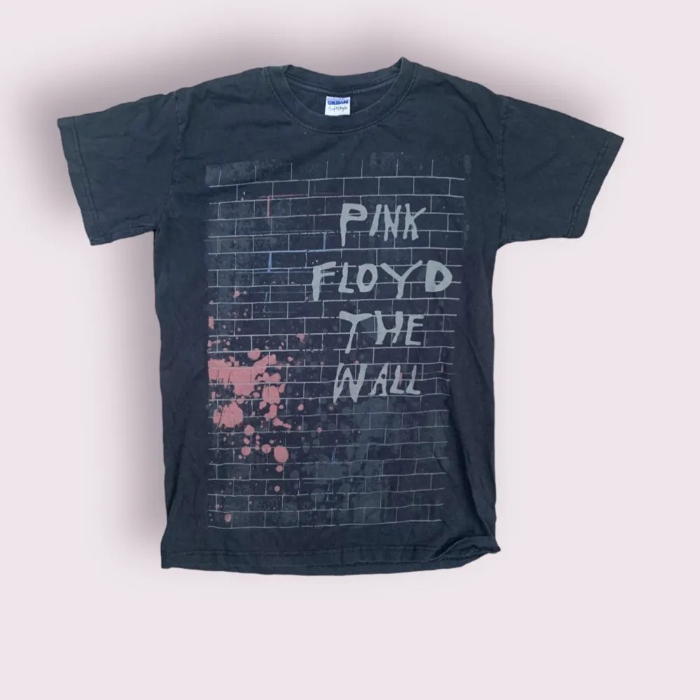Häftig Pink Floyd T-shirt! Bra skick men aningen solblekt. . T-shirts.