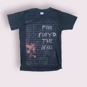 Pink Floyd t-shirt - Häftig Pink Floyd T-shirt! Bra skick men aningen solblekt. 