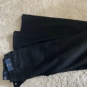 Bootcut jeans  - Supersnygga jeans från Hollister. Bekväma och sitter bra, med en slits längst ner. Dessvärre för små för mig, därav är dem helt oanvända med lappen kvar 