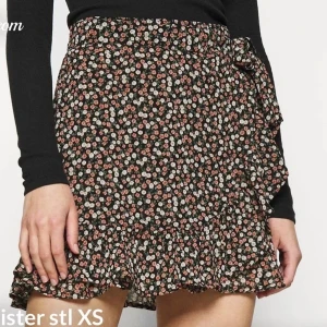 Omlottkjol - Superfin omlottkjol från hollister i stl xs💕 fick i present för något år sedan men var tyvärr för liten. Aldrig använd - nyskick! Säljs ej längre💕 köpt för ca 400