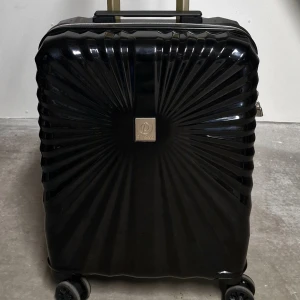 Svart kabinväska Printisso "Starlight" (small) - Säljer min svarta kabinväska från "Starlight" av Printisso. Väskans design är högkvalitativ. Materialet är lätt (2.5 KG) men starkt. Endast använd en gång vid flytt - således nyskick!   MÅTT: 55x40x20 cm VOLYM: 39 L  Nypris 1599 SEK så FYND!