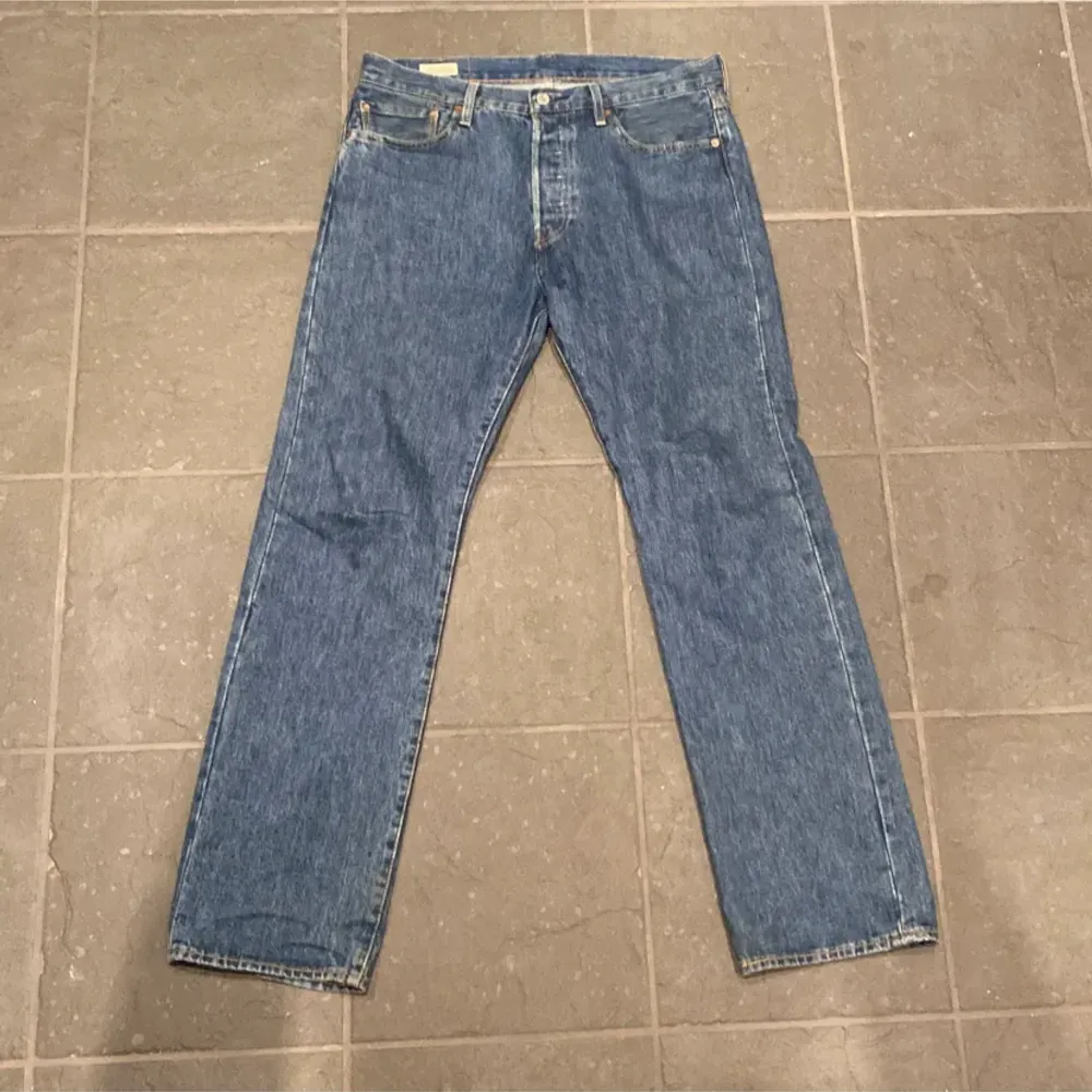 Mörkblå jeans  Bra skick, använda sparsamt, 9/10 Inga fläckar och bra passform Pris diskuteras . Jeans & Byxor.