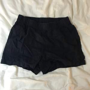 Säljer ett par linne shorts då dem inte kommer till användning. Produkten är fel fri. Skriv till mig om ni har några frågor.🫶🏻