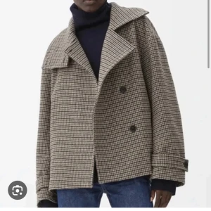 Jacka arket  - Säljer denna jackan från arket ❤️ använd Max 3 gånger är som ny skriv till mig för egna bilder 