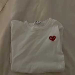 Comme des t shirt  - Storlek L  Använd kanske 3 gånger max så i nyskick