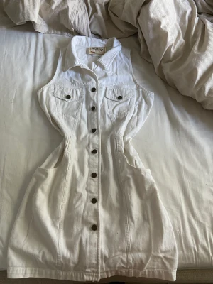 Jeansklänning - Säljer en vit jeansklänning, sitter jättesnygg och man får fin form, men säljer för den är lite för stor, passar s-m beroende på hur man vill att den sitter. Kom med förslag på pris