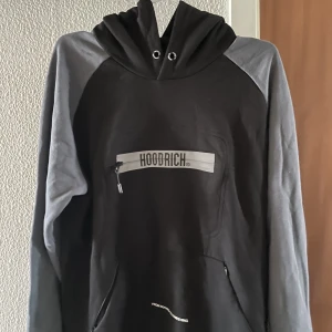  Hoodrich  - En Hoodrich Hoddie, fick den men aldrig använt. Super fin o mjuk. Har även en dragkedja där framme! 