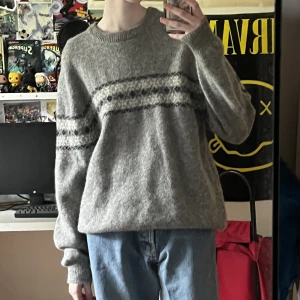 Stickad tröja - Gammal stickad tröja med slitna armbågar. Perfekt grandpasweater! 