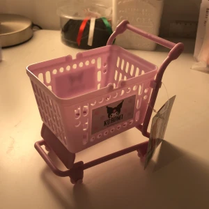 Kuromi vagn - En ljuslila Kuromi vagn, kan användas till att förvara sminkborstar och beauty blenders.