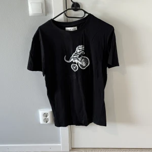 T-shirt - Stor flyttstädning Alla plagg i storlek S-M och passar ca 1.70-185cm samt 70-83kg  Finns i Uppsala