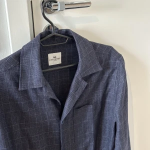 John Henric overshirt - Stor flyttstädning Alla plagg i storlek S-M och passar ca 1.70-185cm samt 70-83kg  Finns i Uppsala