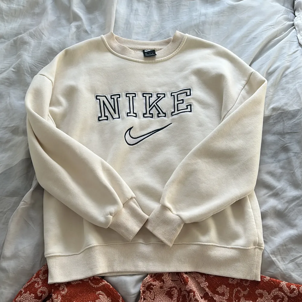 Supersnygg sweatshirt från Nike som tyvärr inte kommer till användning. Skriv för fler bilder 🤍. Tröjor & Koftor.