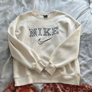 Supersnygg sweatshirt från Nike som tyvärr inte kommer till användning. Skriv för fler bilder 🤍