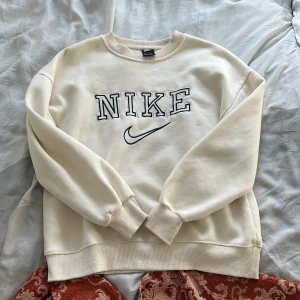 Nike sweatshirt - Supersnygg sweatshirt från Nike som tyvärr inte kommer till användning. Skriv för fler bilder 🤍