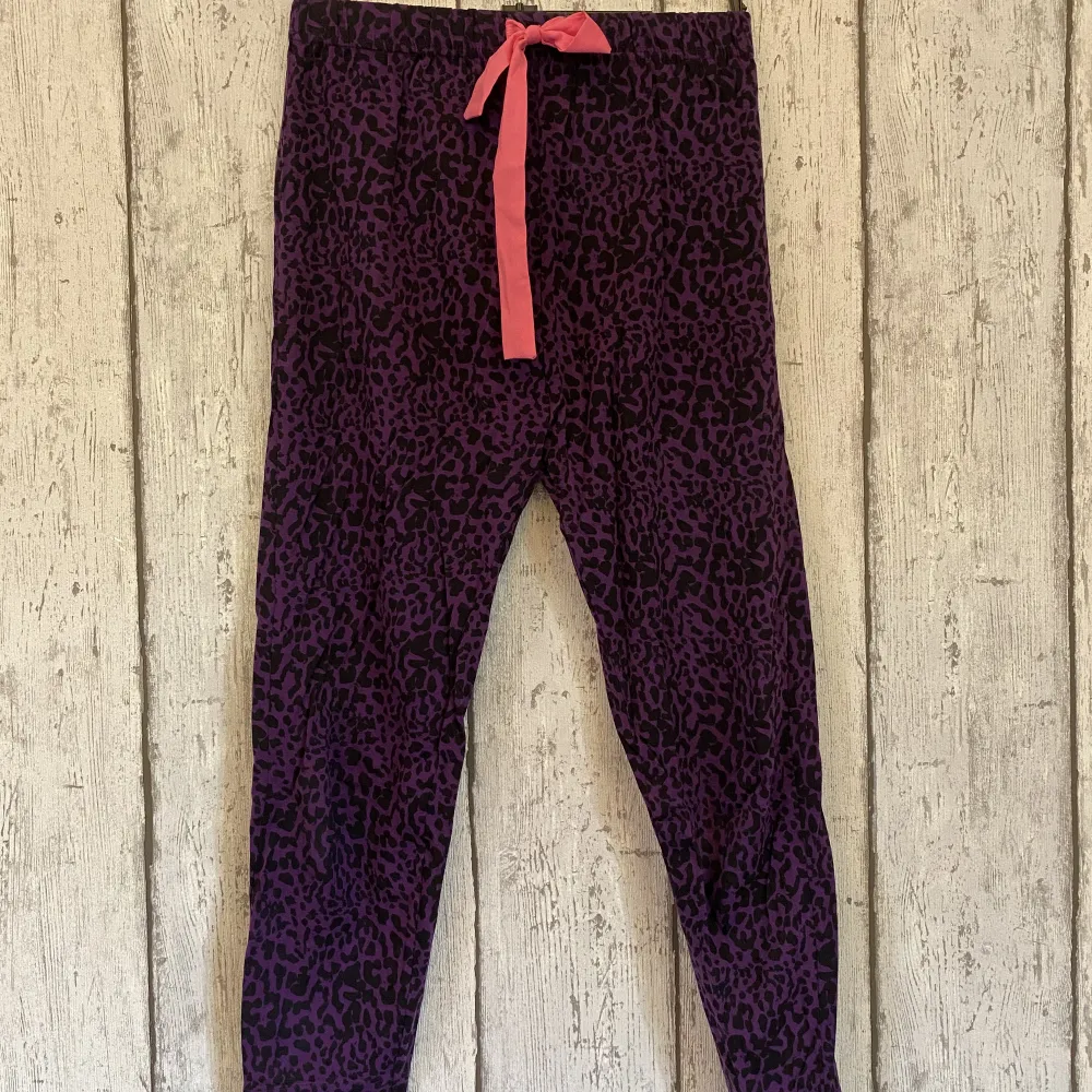 Ett lila pyjamas-set från Uniq Young i storlek 134/140 ✨ Ej tvättad så den har en fläck på tröjan, kan tvätta innan leverans vid förfrågan 🩷 14,50 kr / del. . Toppar.