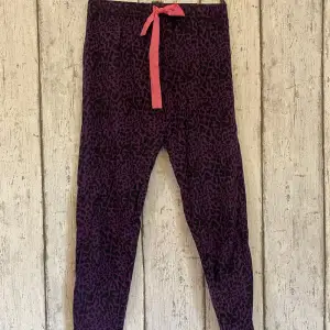 Ett lila pyjamas-set från Uniq Young i storlek 134/140 ✨ Ej tvättad så den har en fläck på tröjan, kan tvätta innan leverans vid förfrågan 🩷 14,50 kr / del. 