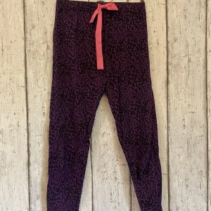 Lila pyjamas-set - Ett lila pyjamas-set från Uniq Young i storlek 134/140 ✨ Ej tvättad så den har en fläck på tröjan, kan tvätta innan leverans vid förfrågan 🩷 14,50 kr / del. 