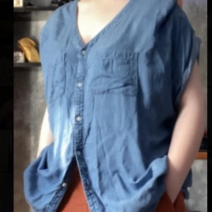 Blå poncho  - En blå poncho liknande tröja jag inte använder längre, mycket sparsamt använd, så i nyskick! Står S i den men den är väldigt oversized så skulle nog kanske passa någon som är L eller till och med XL, beror på hur tight man vill att den ska sitta😊