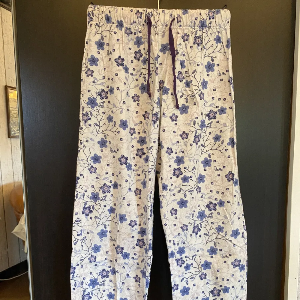 Ett vitt och blått pyjamas-set i storlek 134/140.✨ Mjukt och varmt material. Byxorna har åtdragbar midja och anklar. 🩷. Toppar.