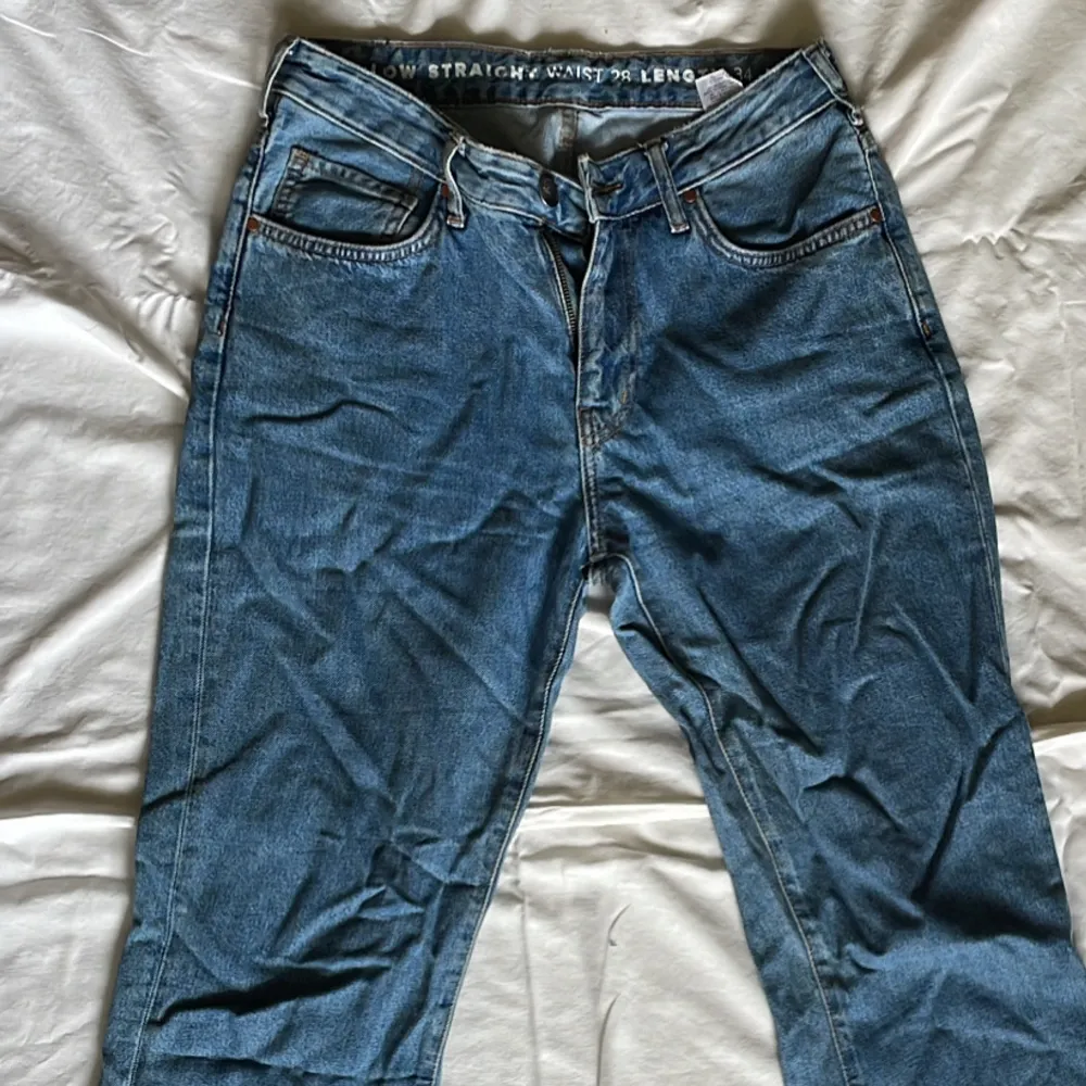 Low raised jeans i stl 28. Knappt använda low raised jeans i standard jeans färg från bikbok.. Jeans & Byxor.