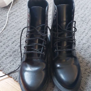 Dr.Martens skor - Ett par skor i storlek 36 och bara använda 1 gång. 