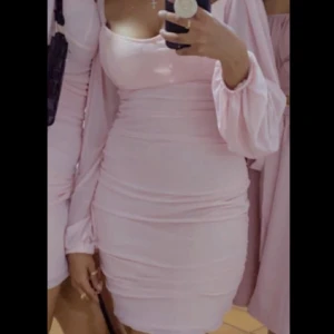 Rosa klänning - En jättesöt rosa klänning som är stretchig från Shein som jag använt endast 1 gång. Säljer den eftersom att jag it har nån användning av den längre. 