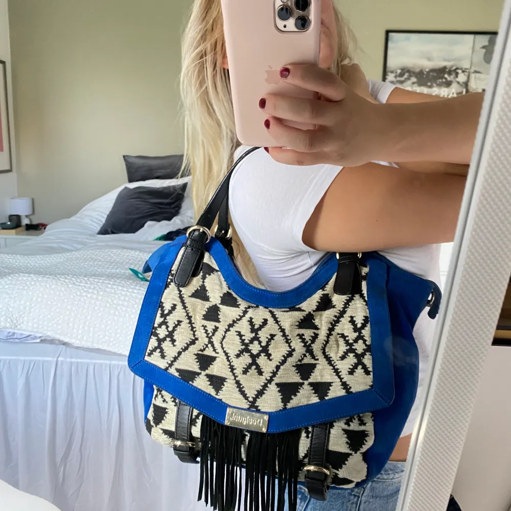 En så unik o cool väska från desigual. Otroligt rymlig. Köpte på sellpy för 950kr, i bra skick men har absolut lite slitningar men de syns på bilde. (Lite smutsig på den vita utsidan, lite slitet handtag. Inget fel på insidan eller utsidan i övrigt) . Laukut & Käsilaukut.