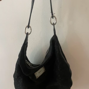 DKNY väska svart  - Svart väska från DKNY. I använt skick. 