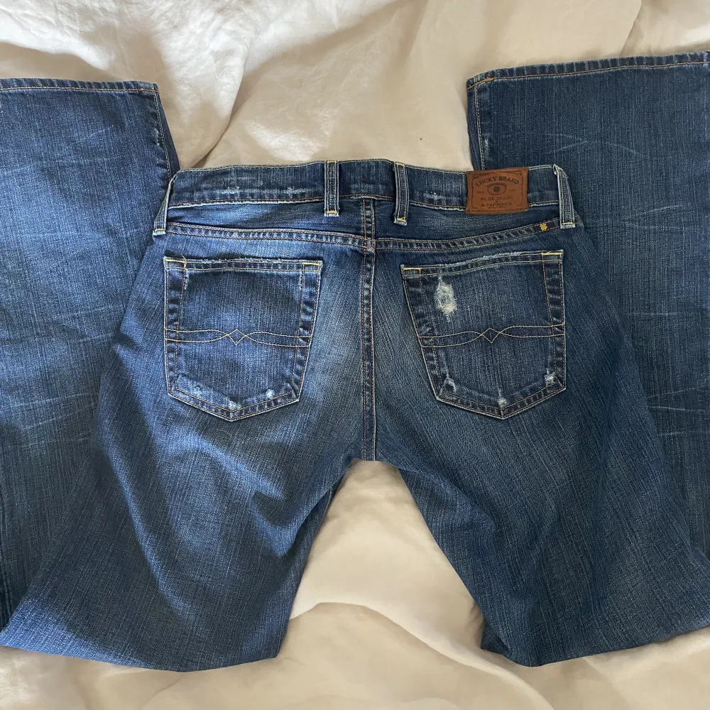Super snygga lågmidjade jeans som aldrig kommer till användning💗 säljer för att jag tycker att dom är Lite för korta på mig tyvärr . Jeans & Byxor.