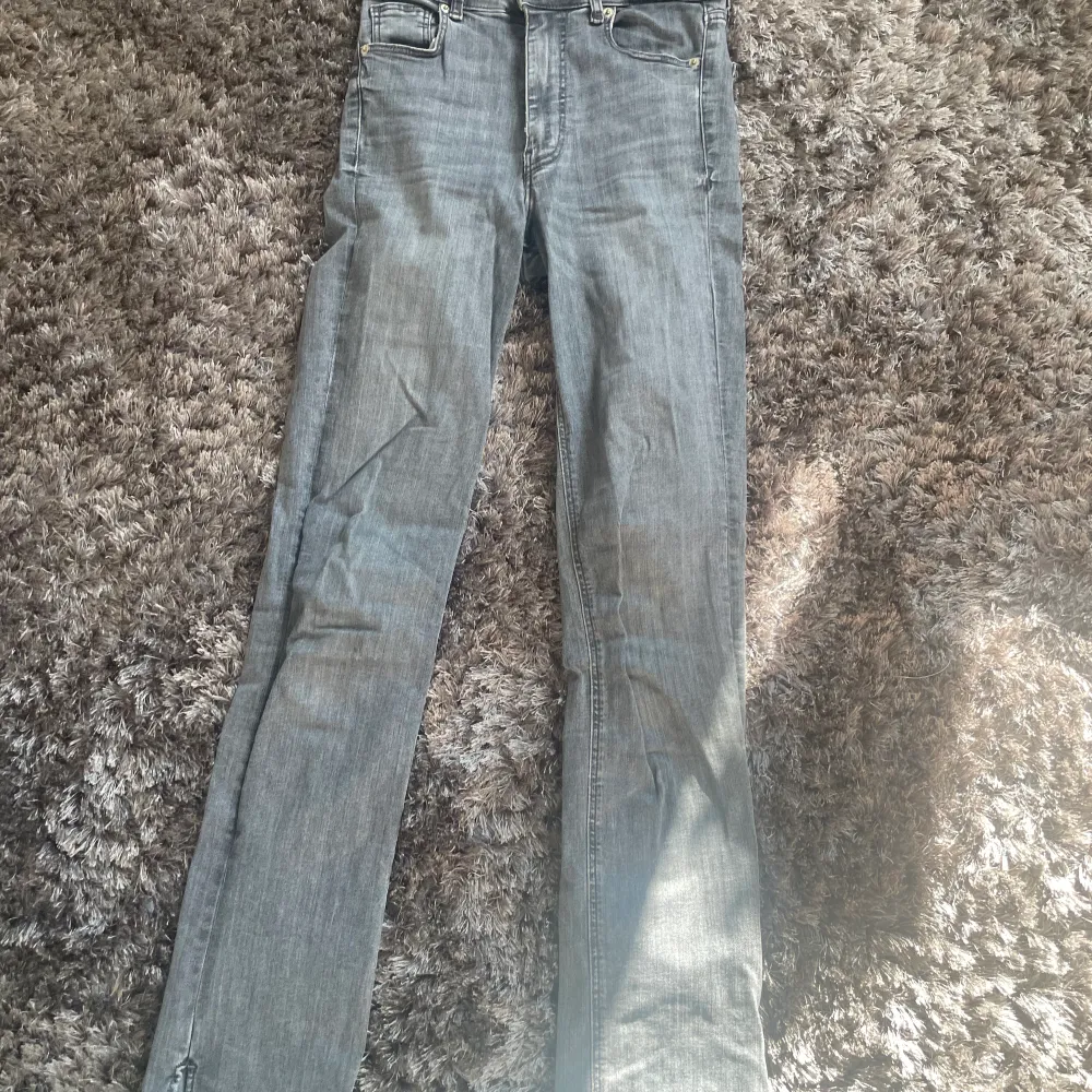 Jag säljer dessa jeans för att dem inte längre passar, de har slits längst ner, högmidjade och ena bandet håller på och lossna, men dem är jätte sköna och passar perfekt nu när de börjar bli lite kallare igen. 💕. Jeans & Byxor.