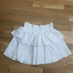 Vit supersöt kjol från shein, bra passform och material 🤍 Jättebra kjol som matchar till allt under sommaren! 