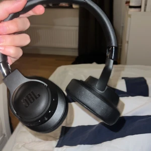 JBL Hörlurar - JBL hörlurar i perfekt skick. Används inte så behövs säljas. 