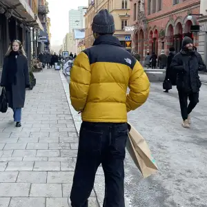 Nort face jacka  Använd två vintrar men fortfarande väldigt fint skick. Hör av er vid intresse. Köptes på nortface egna butik i Stockholm för 3500. 