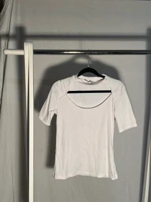 Populär topp från zara - Skit snygg top med utskärning från Zara. Säljer pga pengarbrist!