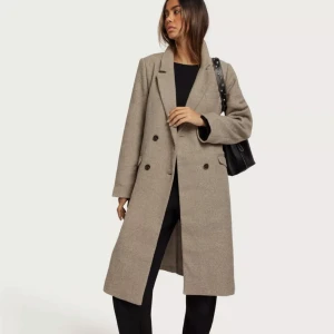 Lång kappa  - Säljer denna då jag köpt ny höstkappa. Köpt förra våren och använd endast fåtal gånger. Egna bilder Finns ocksp Jag är 168 och den kommer till under knäna