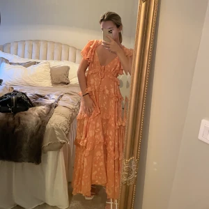 Långklänning  - Magisk långklänning från Asos, köptes för 929kr, i storlek 34 men passar även 36. Den är endast använd en gång, är ca 165❤️