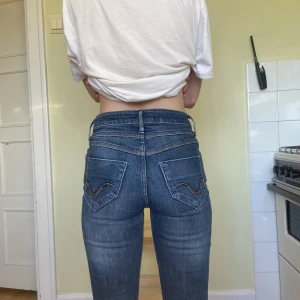 Y2K BYXOR💕💕 - Säljer dessa åt min fv eftersom det är ett felköp hehe. Köptes på Vinted! Inte märkbart använda, tvärtom superfräscha. Hon har vanligtvis 26 i jeansstorlek och är 160 cm. Dom är utsvängda! Kom m bud 💖