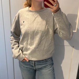 Ralph lauren sweatshirt - Grå sweatshirt från ralph lauren i strl XL i barnsstorlek. Jag har är 167 och brukar normalt ha strl S i kläder, så skulle uppskatta att den här tröjan är ungefär strl S i vuxenstorlek⭐️🫶🏼