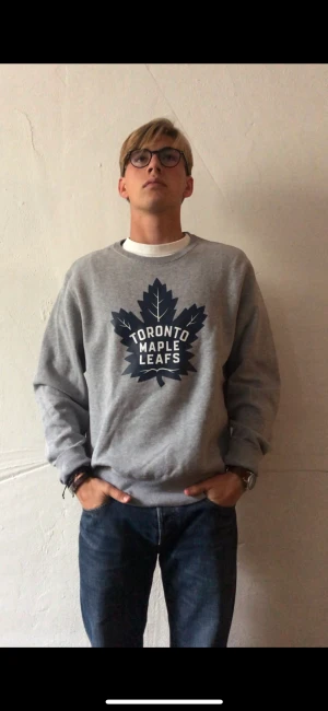 Toronto leaves tröja  - Tröja med Toronto leaves logo på. I använt men bra skick. Jag är 182. 