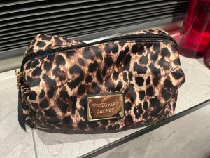 Necessär Victoria’s Secret - Säljer denna oanvända Victoria’s Secret necessär. Perfekt för smink eller som en weekendnecessär 🙌🏻 säljer en till (kolla min sida). 150kr för båda eller endast 100kr för denna. 