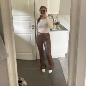 Skinnbyxor mid waist  - Skinnbyxor från hm i en medelhög midja. Storlek 34. Endast använda 1 gång. 