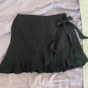 Fin svart kjol från shein i storleken s. Har volanger nertill och en liten rosett som fina detaljer. Säljer då jag tycker den blivit för kort. 